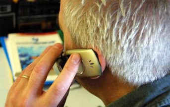 Smartphone e tumore: nessuno scienziato ha mai dimostrato un legame tra cancro e cellulare