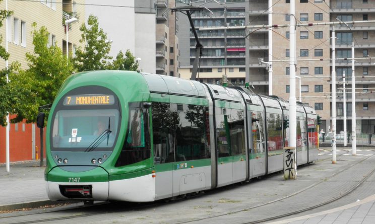 Via Farini, incidente tra bus privato e tram: tre feriti Via Farini, incidente tra bus privato e tram: tre feriti