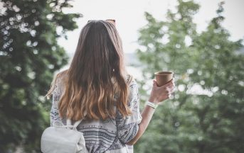 Come vestirsi in primavera: capi must have, colori, scarpe e borse per look casual