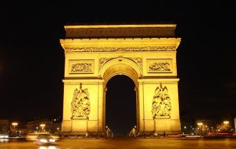 Parigi, sparatoria sugli Champs Elysées: ucciso un poliziotto e un aggressore