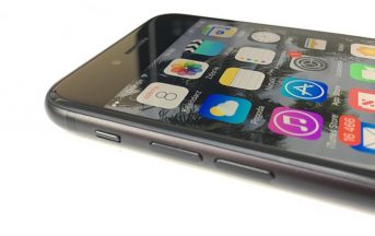 iPhone 8 vs Samsung Galaxy S8 caratteristiche tecniche, rumors, immagini leaked: nuovo comparto fotografico e sensore d’impronte per Apple?