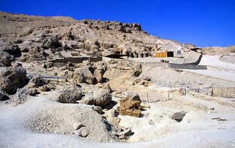 Luxor: scoperta una nuova tomba intatta di 3mila anni, all’interno sei mummie
