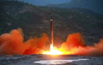 Nord Corea, testato nuovo missile: ecco cos’è l’Hwasong-12 che “avrebbe potuto colpire le basi USA”