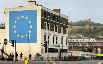 Banksy a Dover su Brexit: nuova opera nel giorno del trionfo dell’europeista Macron