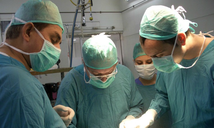 Chirurgo prende a pugni infermiera durante operazione, fermato dai colleghi