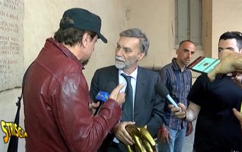Striscia La Notizia oggi, Graziano Delrio Tapiro d’Oro: “Caschi sicuri per gli italiani”