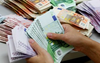 Findom, la pratica sessuale dove lui gode nel farsi prosciugare il conto in banca