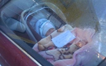 Mamma lascia il figlio in macchina con un bigliettino: “Sto facendo la spesa”, il web si infuria