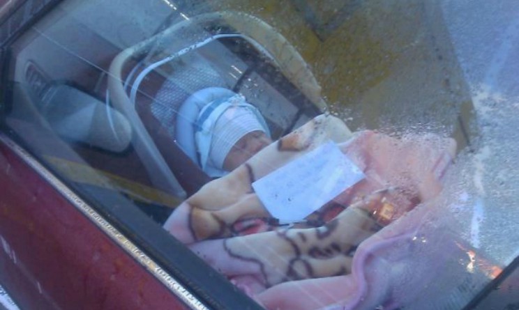 Mamma lascia figlio in auto per andare a far la spesa e lascia un biglietto con numero di telefono