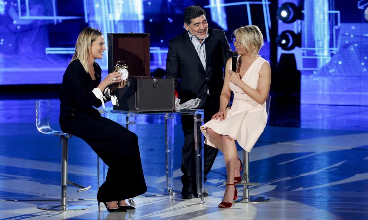 Simona Ventura alla conduzione di due programmi televisivi: ecco l'indiscrezione Simona Ventura alla conduzione di due programmi televisivi: ecco l'indiscrezione
