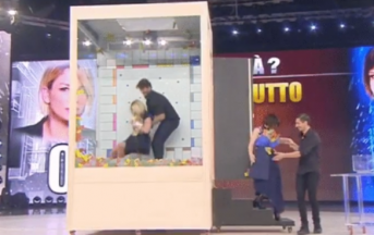 Amici 16 ottava puntata Serale: Stefano De Martino alza di peso Emma Marrone (VIDEO)