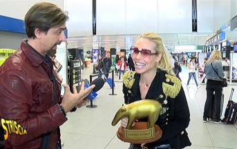 Totti ritiro, Striscia La Notizia consegna il Tapiro d’Oro a Ilary Blasi: “Sarà pesante”
