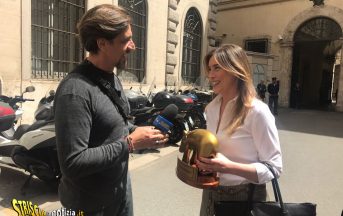 Banca Etruria, Maria Elena Boschi Tapiro d’oro a Striscia La Notizia: “Ora il libro di De Bortoli ha senso” (FOTO)