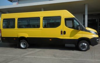 Teramo, incidente stradale: scuolabus si ribalta, tragedia sfiorata