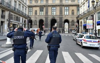 Parigi, zaino sospetto lasciato davanti al Louvre, palco di Macron evacuato
