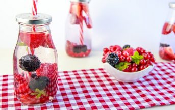 Bevande detox fatte in casa: 3 ricette con frutta e verdura di stagione