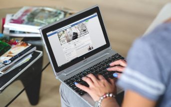 Facebook ci rende meno in salute e più insoddisfatti: un nuovo studio punta il dito contro il social network