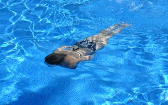 Piscina: perché trattare l’acqua con il cloro?