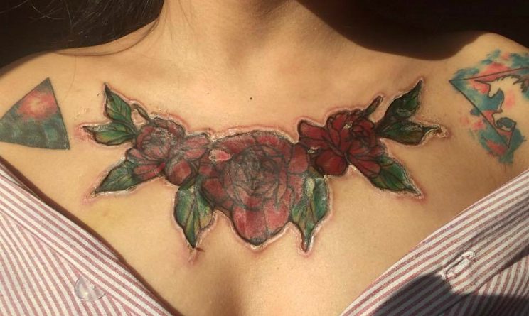 il tatuaggio le cade dal petto e le rimane un orribile il tatuaggio le cade dal petto e le rimane un orribile