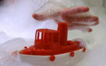 Bimba di 6 mesi muore durante il bagnetto: la madre era su Facebook