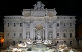 Roma, stop ai bivacchi dei turisti nelle fontane storiche: multe da 240 euro