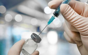 Genitore tenta di strozzare il medico: “Mio figlio è autistico per colpa dei vaccini”