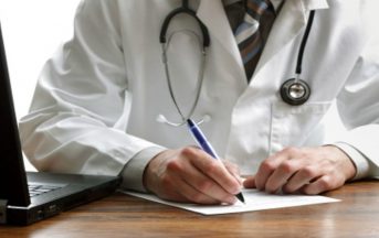 Mal di testa insopportabile dopo aver dormito, va dal medico e fa una terribile scoperta