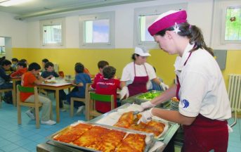 Napoli, escrementi nel cibo e bimbi intossicati: mensa scolastica sospesa