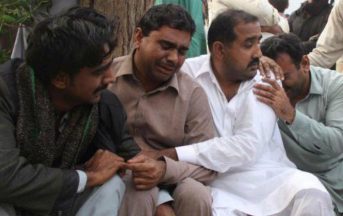 Pakistan, drammatico incidente: autobotte va a fuoco, oltre 120 morti