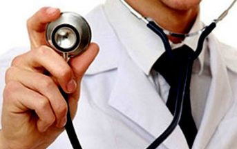 Roma, Medico arriva a casa per una visita, ma il paziente lo aggredisce