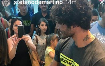 Stefano De Martino Instagram: il bacio di una donna bruna incuriosisce i fan (FOTO)