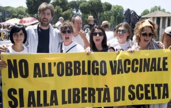 Vaccini: no vax in corteo a Roma a sostegno della libertà di scelta