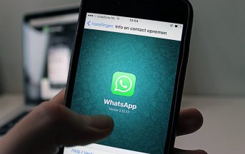 WhatsApp news, stop al supporto ai vecchi dispositivi: ecco gli smartphone interessati