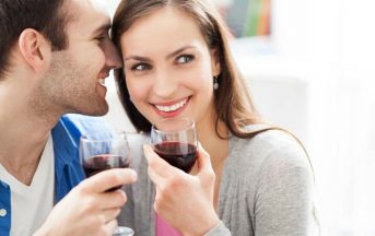 Coppia: per le donne l’uomo che non beve vino è noioso e poco interessante