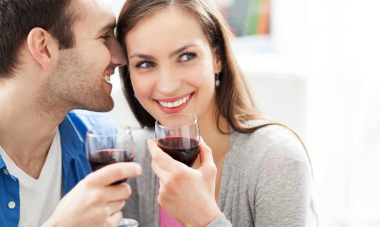Coppia, per le donne, l'uomo che non beve vino è nosioso