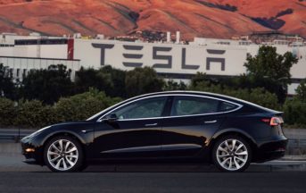 Auto elettriche, Elon Musk: “Attenzione ad attacchi hacker ma tra 20 anni addio al volante”