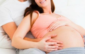 Donna incinta rimane paralizzata dopo un rapporto intimo con il marito