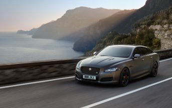 Nuova Jaguar XJR575 caratteristiche e scheda tecnica: presentazione in anteprima a 300 km/h