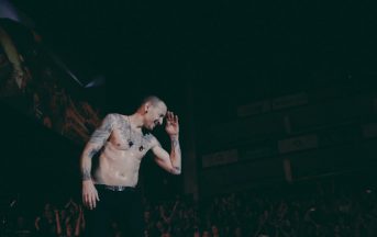 Linkin Park Chester Bennington morto: gli strani messaggi della moglie Talinda su Twitter (FOTO)