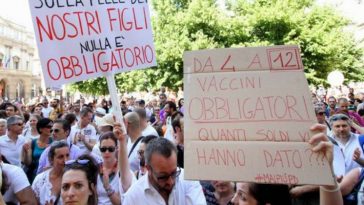 Vaccini obbligatori, manifestazione no vax a Milano contro il Decreto Lorenzin