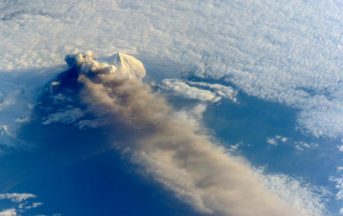 Vulcano Bogoslof erutta in Alaska: allerta rossa per gli aerei