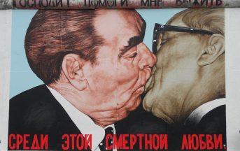 Giornata Mondiale del Bacio: i 5 baci (per nulla d’amore) che hanno riscritto la storia