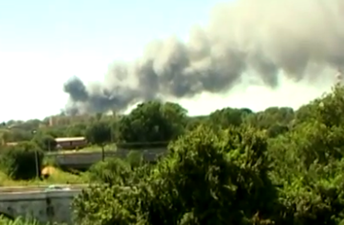 Roma Incendio A Pietralata A Fuoco Autodemolitore Udite Esplosioni