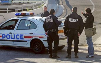 Marsiglia, furgone contro fermate autobus: una donna morta e un ferito, catturato l’autista