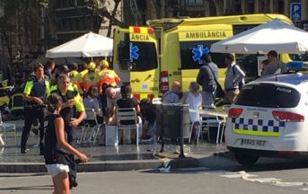 Barcellona attentato terroristico, furgone contro la folla sulla Rambla: 13 morti, decine di feriti
