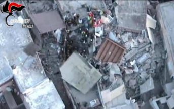 Terremoto Ischia, nuova scossa all’alba: proseguono la fuga dei turisti e le polemiche