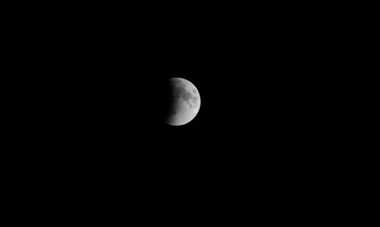 Stasera eclissi parziale di luna: dalle 20.50 la diretta streaming su Internet