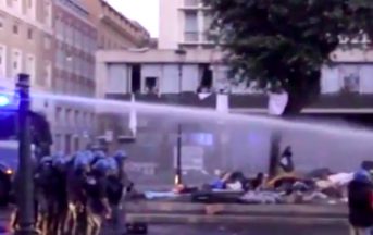 Migranti sgomberati a Roma: video degli incidenti con la Polizia