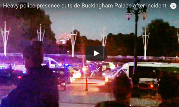 Londra, uomo con coltello ferisce agenti fuori da Buckingham Palace: arrestato Londra, uomo con coltello ferisce agenti fuori da Buckingham Palace: arrestato
