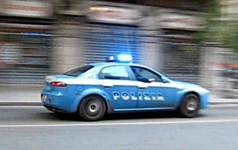 Roma, gambe di donna in cassonetto di fronte al Galoppatoio